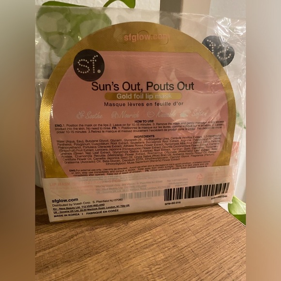 SF Suns out, pouts out gold foil lip masks - New - Picture 3 of 3